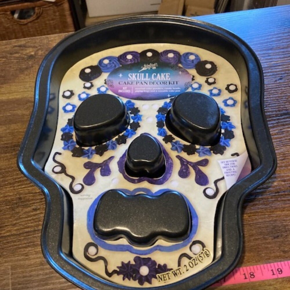 Brand Castle skull cake pan